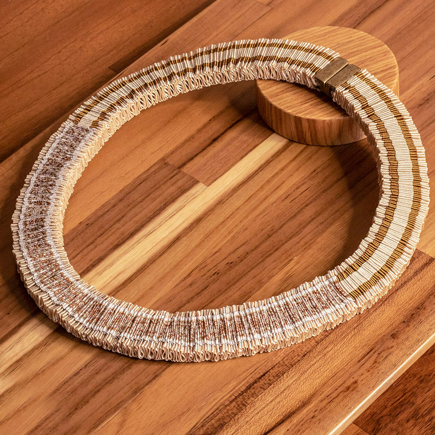 casa pitanga - fita de moca - collana passaros sottile - beige oro 01