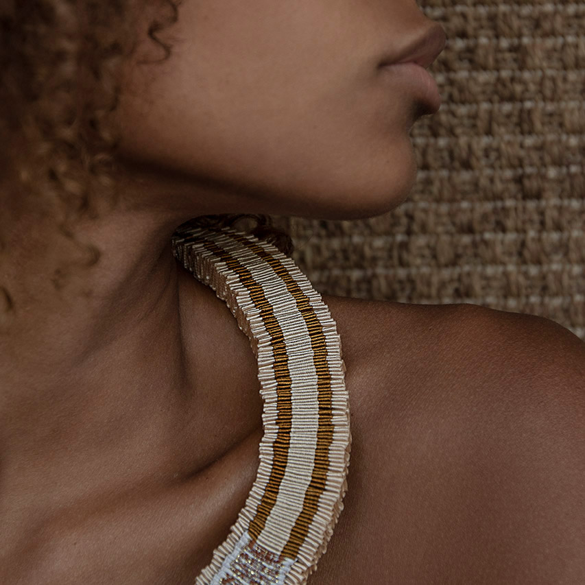 casa pitanga - fita de moca - collana passaros sottile - beige oro 02