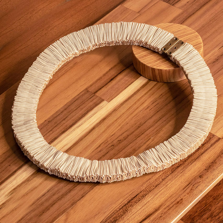 casa pitanga - fita de moca - collana passaros sottile - beige oro 03