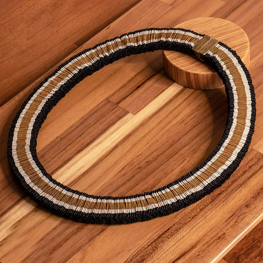 casa pitanga - fita de moca - collana passaros sottile - nero bianco oro 01