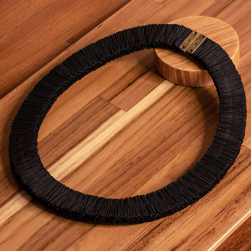 casa pitanga - fita de moca - collana passaros sottile - nero bianco oro 02