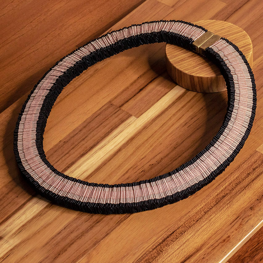 casa pitanga - fita de moca - collana passaros sottile - nero toni rosa 01