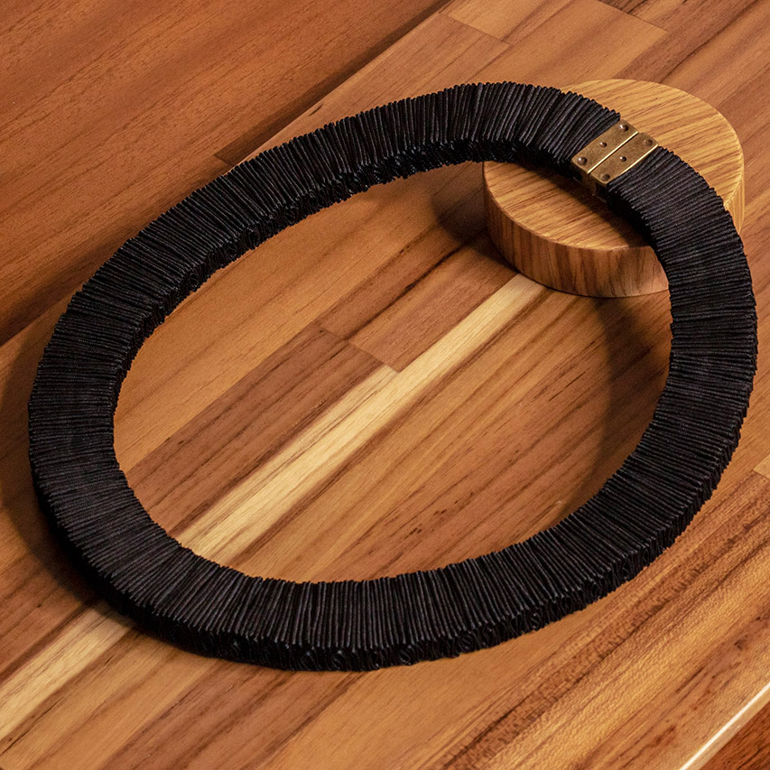 casa pitanga - fita de moca - collana passaros sottile - nero toni rosa 02