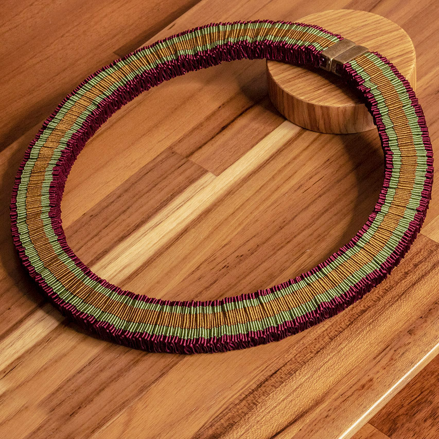 casa pitanga - fita de moca - collana passaros sottile - viola verde chiaro oro 01