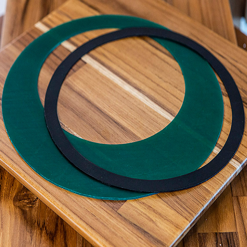 casa pitanga - flavia amadeu - collana saturno - verde scuro nero 01