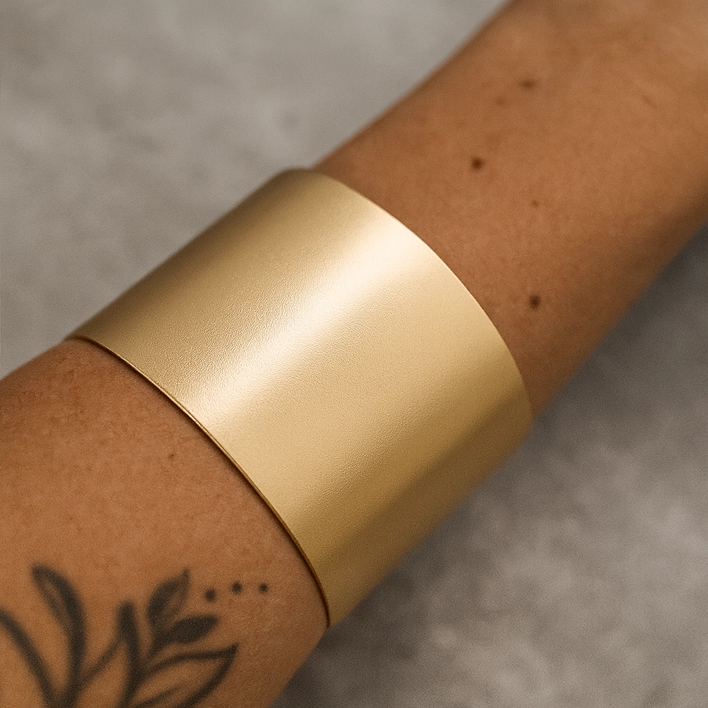 Bracciale largo in alluminio fosco dorato