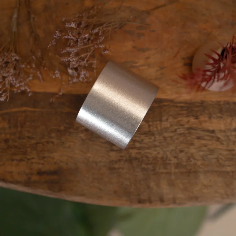 Bracciale largo in alluminio versione argentata