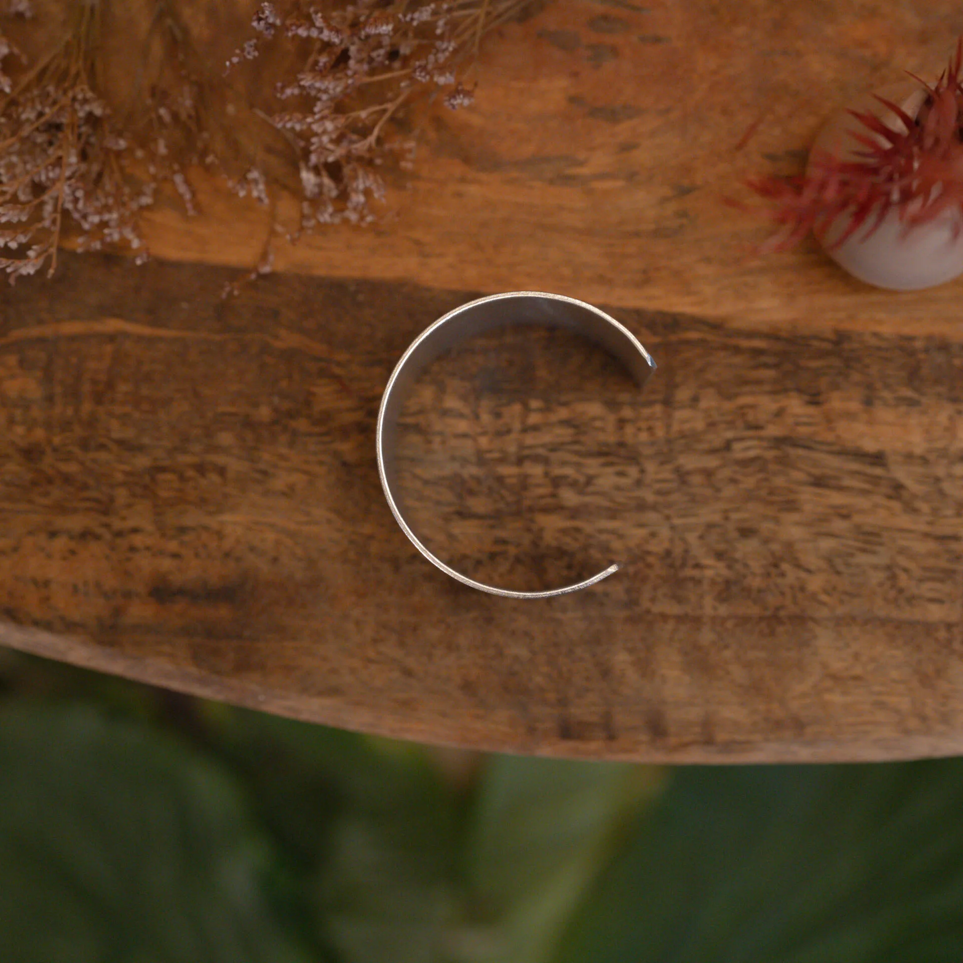 Bracciale largo in alluminio versione argentata
