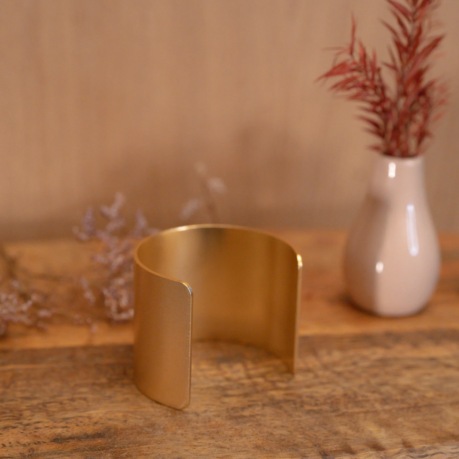 Bracciale largo in alluminio versione dorata