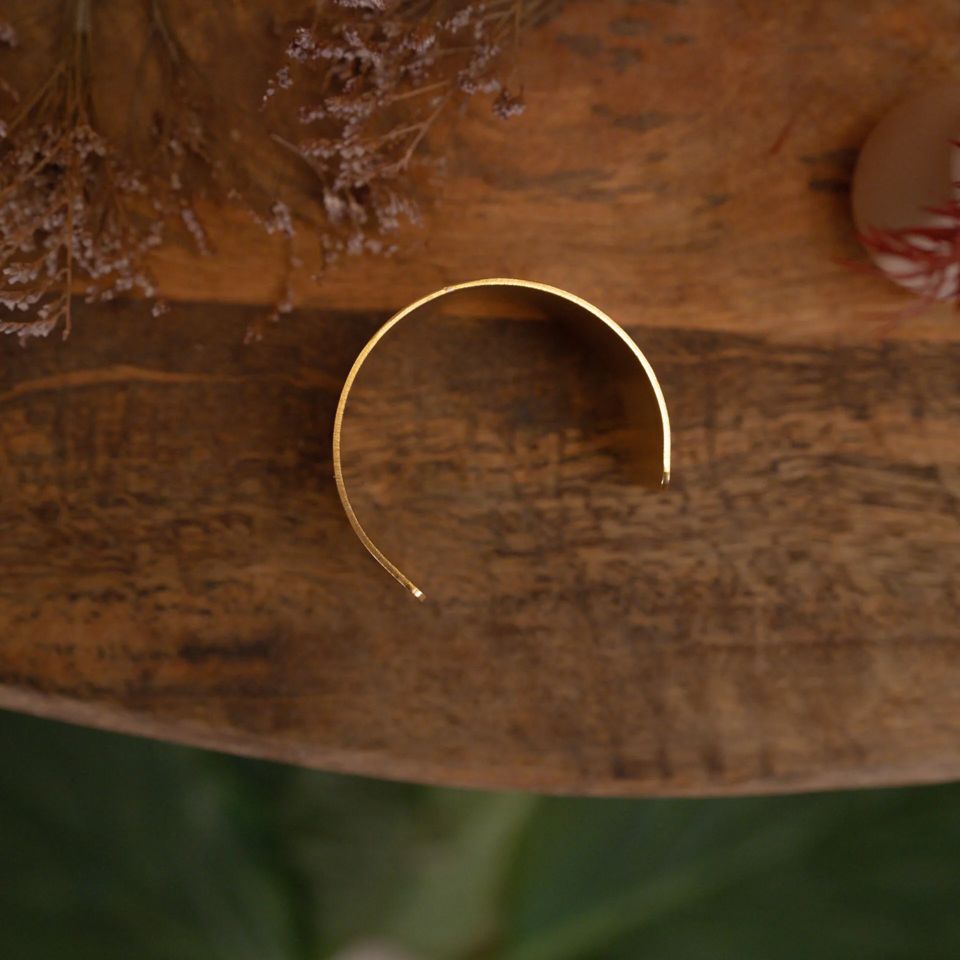 Bracciale largo in alluminio versione dorata