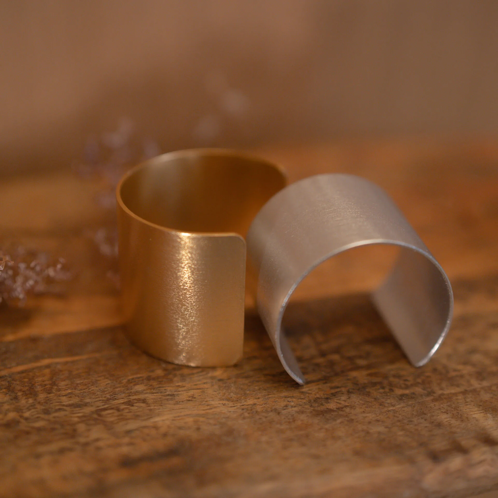 Bracciale largo in alluminio versione dorata