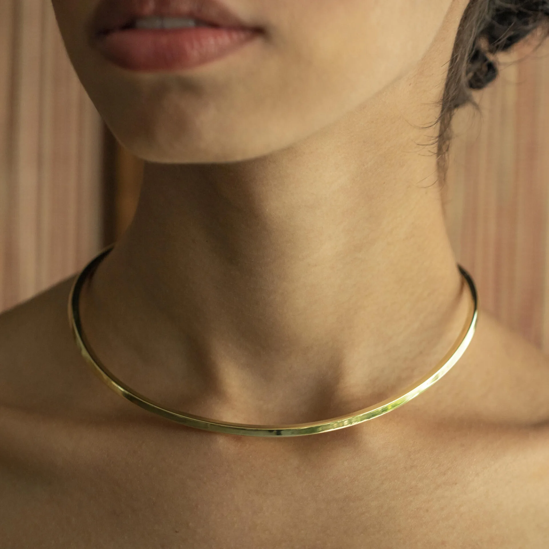 Choker in ottone con finitura lucida