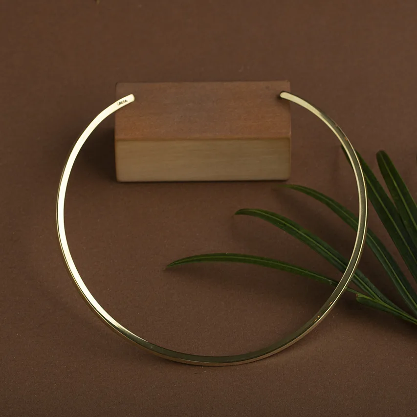 Choker in ottone con finitura lucida