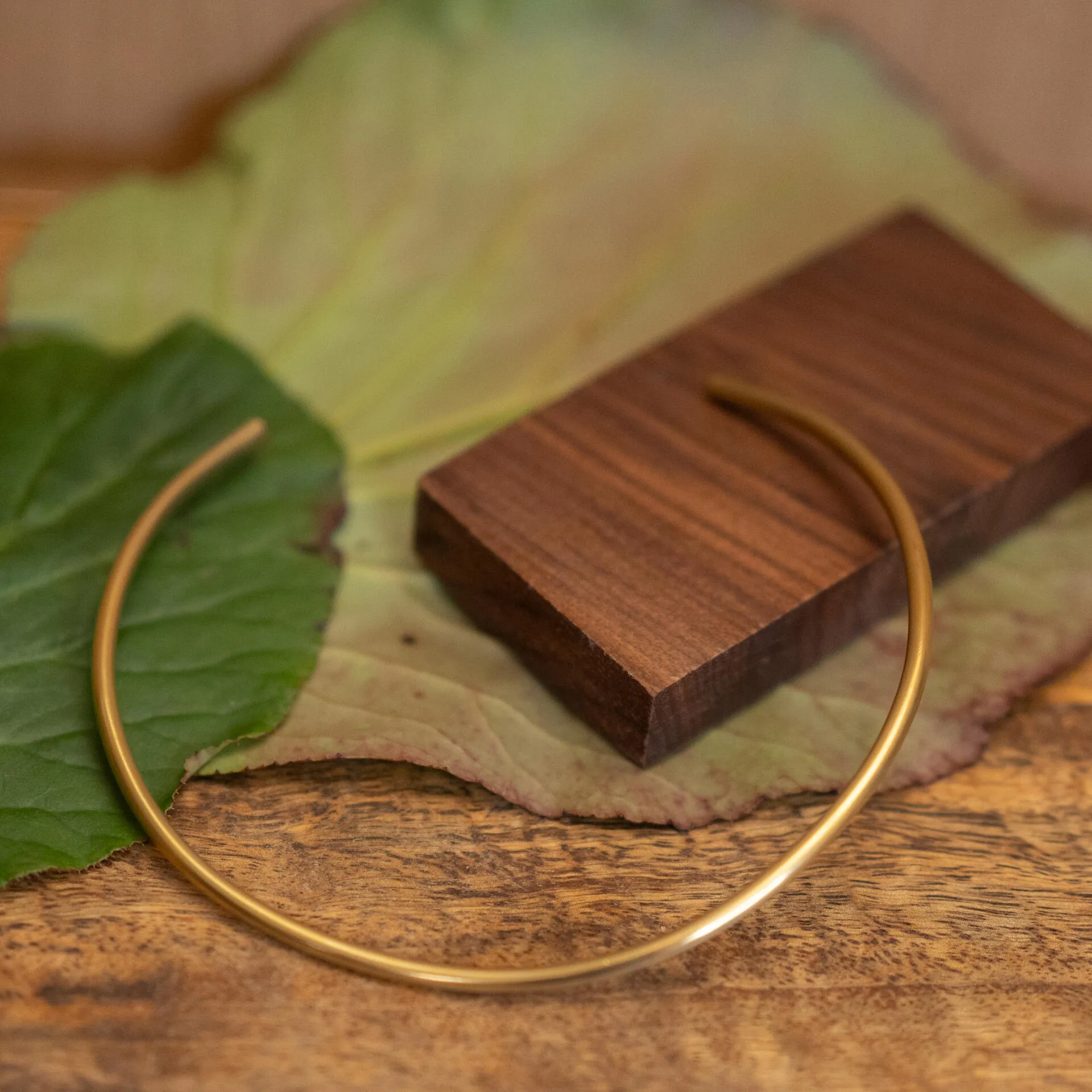 Choker in ottone con finitura opaca