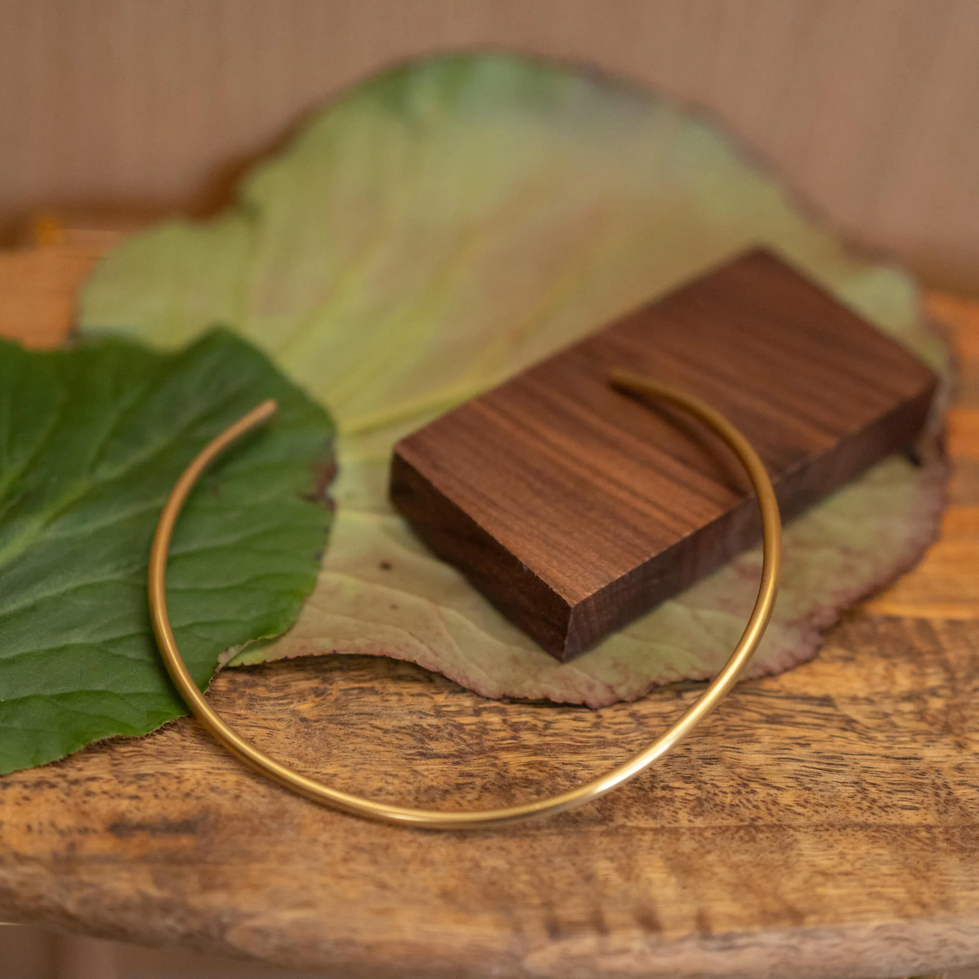 Choker in ottone con finitura opaca