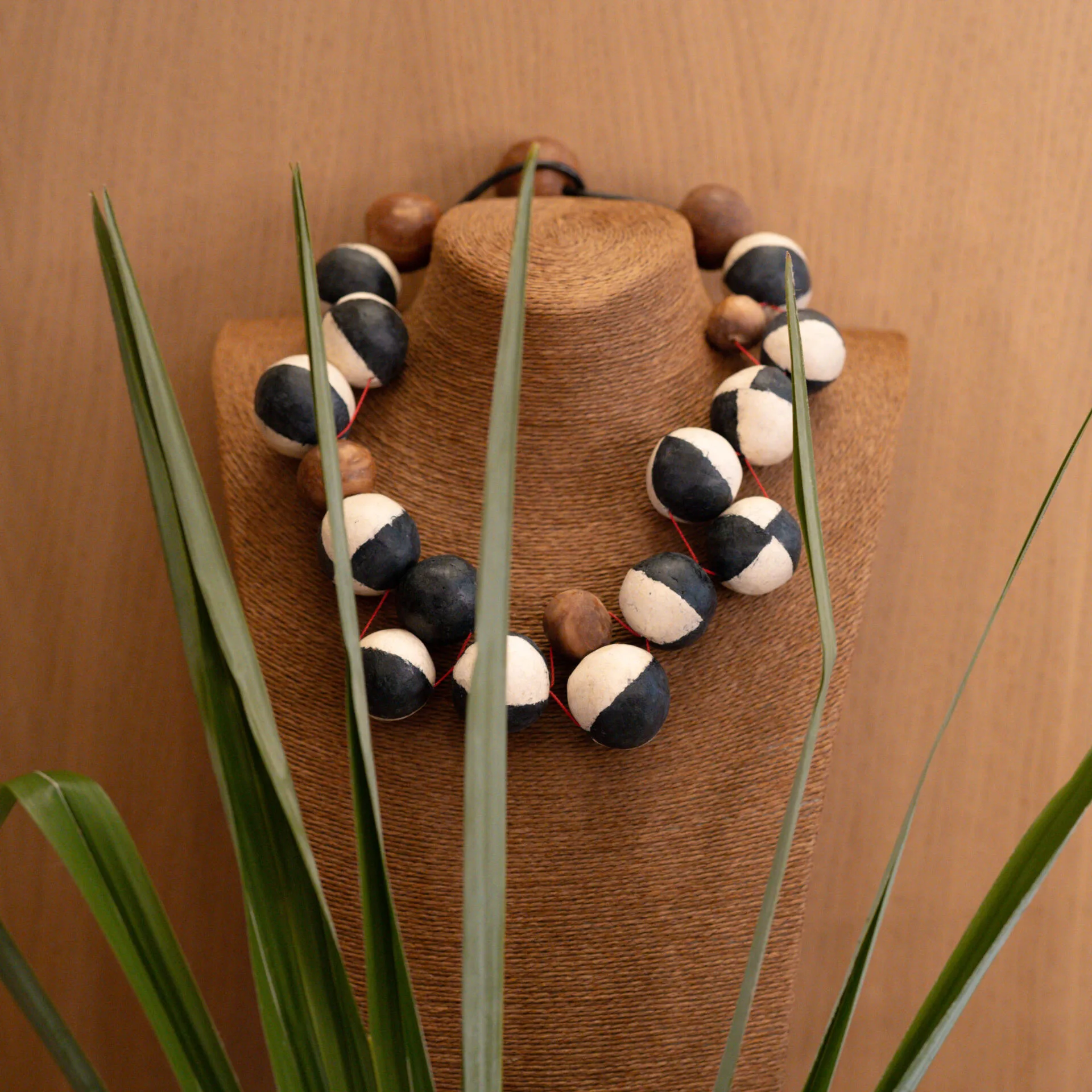 Collana Ritmo bianco e nero