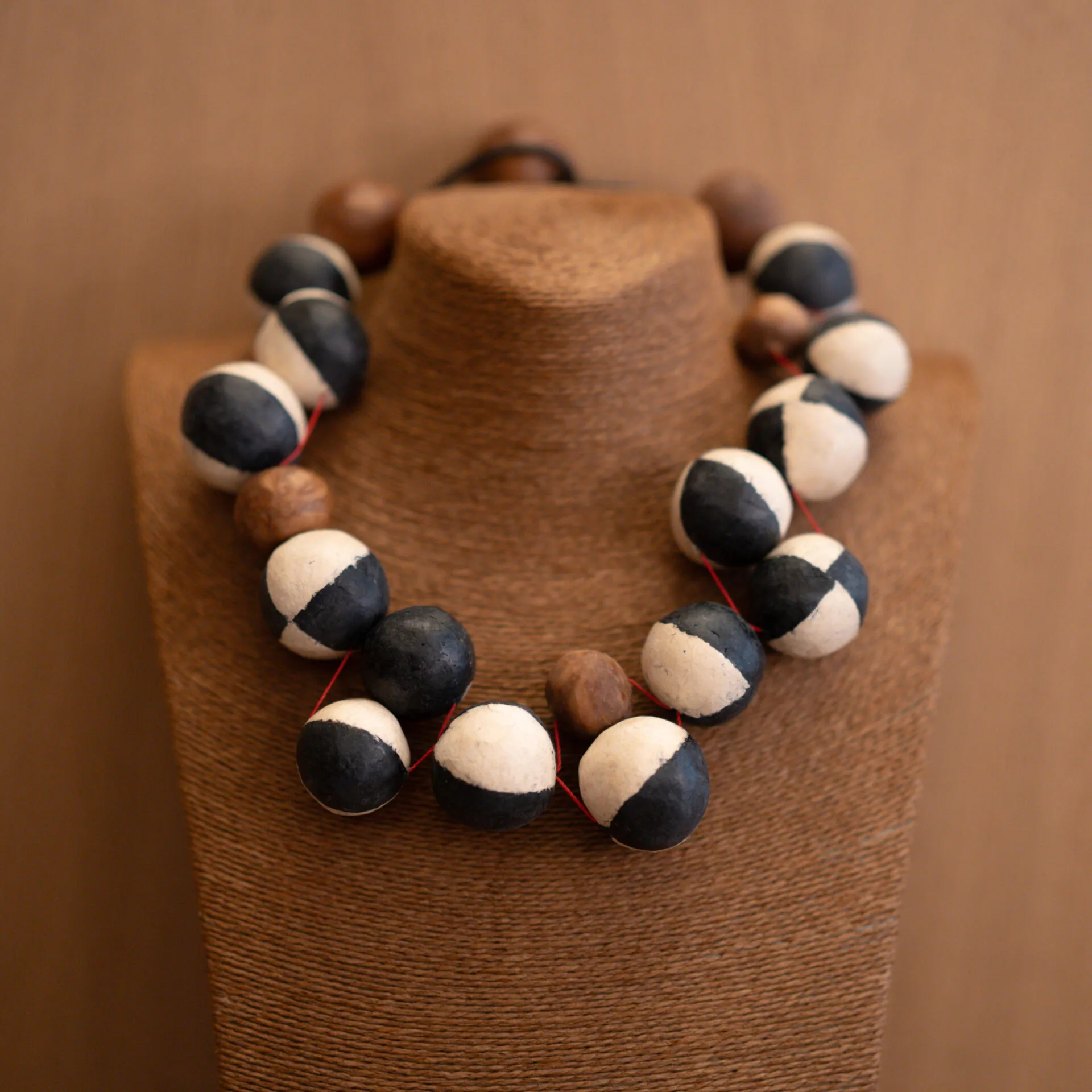 Collana Ritmo bianco e nero